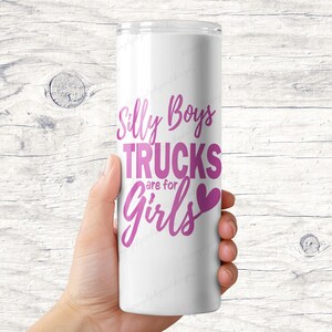 Op de afbeelding: Een witte tumbler met een roze afbeelding waarop staat "Silly Boys Trucks are for Girls" met een roze hart.