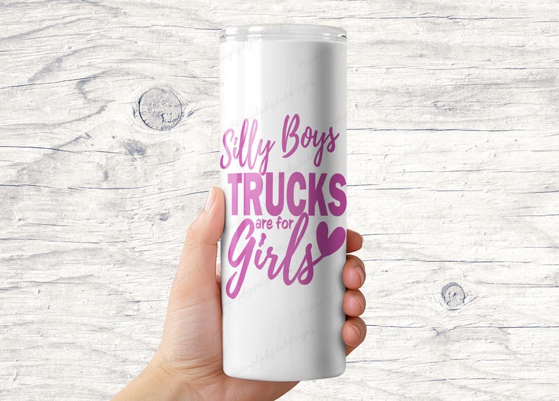 Op de afbeelding: Een witte tumbler met een roze afbeelding waarop staat "Silly Boys Trucks are for Girls" met een roze hart.