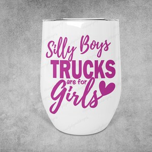Op de afbeelding: Een witte tumbler met een roze afbeelding waarop staat "Silly Boys Trucks are for Girls" met een roze hart.