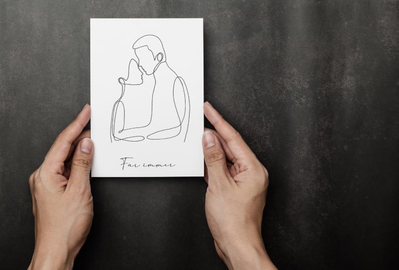 Hochzeitskarte im Aquarell-Stil wird in der Hand präsentiert – zeigt Größe und Details.