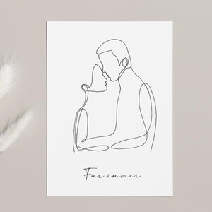 Hochzeitskarte mit passendem Kraftpapier-Umschlag, arrangiert auf hellem Hintergrund