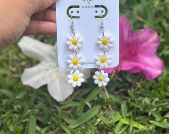 Daisy dangles, spring/summer flowers, polymer clay earrings, Daisy flower earrings, flower earrings