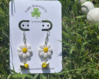 Daisy Bee Floral Earring, Dangle Earrings, Daisy Earrings, Handmade earrings, Bee Earrings