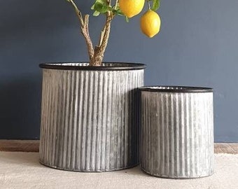 Industrial Rustic Style Lightweight Metal Ribbed / Lined Dolly Tub Design Planter / Plant Pot Two Sizes - 21.5 / 13.5 cm