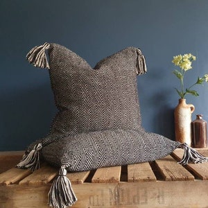 Beautiful Herringbone Cushion Cover Pattern 100% Recycled Cotton Fibres Throw Black / Beige / with Tassel Corners - Cushion Cover