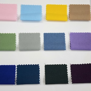 Peut inclure: Douze échantillons de tissu de différentes couleurs, dont rose, bleu clair, jaune, marron, vert, gris, bleu, violet, bleu foncé, sarcelle, vert foncé et violet.