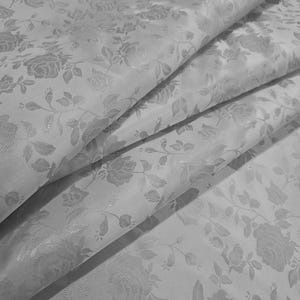 Könnte beinhalten: Ein Set aus drei Keramikbechern mit gesprenkelter, matter Oberfläche. Die Becher sind in Creme-, Hellgrau- und Dunkelgrautönen gehalten. Jeder Becher hat ein schlichtes, minimalistisches Design, ideal für Kaffee oder Tee.