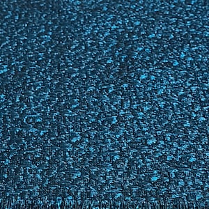 Puede incluir: Primer plano de una tela azul oscuro con un patr&oacute;n tejido texturizado. La tela tiene un brillo sutil y una textura ligeramente rugosa.