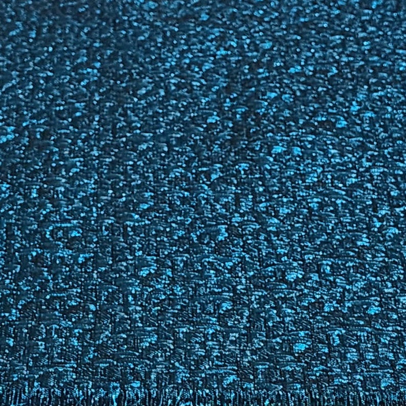 Puede incluir: Primer plano de una tela azul oscuro con un patr&oacute;n tejido texturizado. La tela tiene un brillo sutil y una textura ligeramente rugosa.