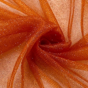Könnte beinhalten: Ein transparenter, leuchtend orangefarbener Stoff mit einem feinen, glitzernden Finish. Das Material ist in der Mitte gerafft, wodurch weiche, fließende Falten und Schichten entstehen, die die Transparenz und die schimmernde Textur betonen.
