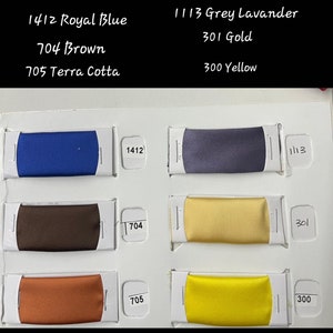 Pode incluir: Uma carta de cores com seis amostras de tecido. As amostras são etiquetadas com números e nomes de cores: 1412 Royal Blue, 1113 Grey Lavander, 704 Brown, 705 Terra Cotta, 301 Gold e 300 Yellow.