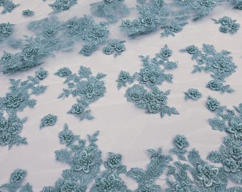 Staubblauer, bestickter Spitzenstoff mit Blumenmuster, Perlen und Pailletten (Meterware) für Brautkleider, Applikationen, Haute Couture – STIL 234