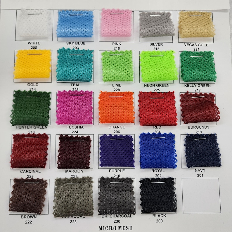 Op de afbeelding: Een kleurenkaart met 20 verschillende kleuren micro mesh stof. De kleuren zijn gerangschikt in vier rijen van vijf kleuren. De kleuren zijn wit, hemelsblauw, roze, zilver, Vegas goud, goud, teal, limoen, neon groen, Kelly groen, jagergroen, fuchsia, oranje, rood, bordeaux, kardinaal, donkerrood, paars, koninklijk blauw, marineblauw, bruin, antraciet, donker antraciet en zwart.
