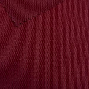 Puede incluir: Primer plano de una tela de color rojo intenso con un tejido texturizado. La tela tiene un brillo sutil y una superficie lisa y uniforme.