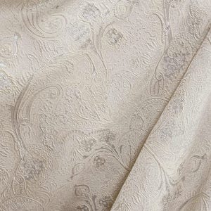 Puede incluir: Tela blanca con un patrón de paisley texturizado. La tela tiene un brillo sutil y un diseño ligeramente elevado.