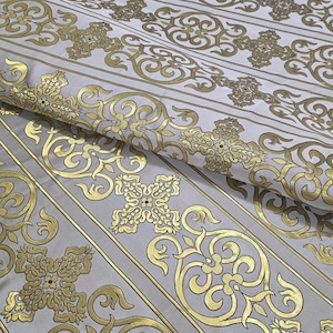 Puede incluir: Un juego de tres tazas de cerámica con un acabado mate moteado. Las tazas son de color crema, marrón claro y marrón oscuro. Cada taza tiene un diseño sencillo y un asa redondeada.