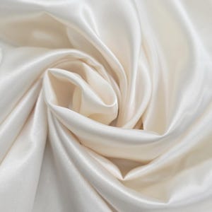 Elfenbeinfarbener, leichter Charmeuse-Satin in Seidenoptik, Meterware, ideal für Futterstoffe, Kleider, Dekoration, Events und Cosplay – Stil 108