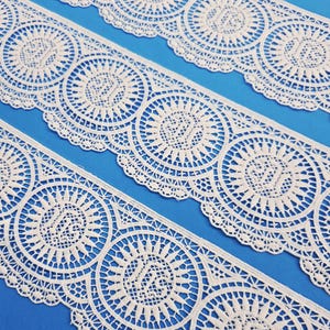 ホワイト マリアン レース 典礼用トリムファブリック 祭壇装飾 カトリック 縁飾り 祭服 アルバ マクラメ レース JHS クロス 教会祭壇前面 幅4インチ - 049