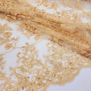 Ricamo floreale in poliestere ORO con paillettes su tessuto in pizzo a rete al metro per abito da sposa, da damigella d&#39;onore, da ballo di fine anno, STILE 174