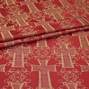 Puede incluir: Tela roja con un patrón de cruz dorada. La tela tiene un brillo sutil y es perfecta para proyectos de artesanía o tapicería.