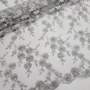 SILBERNE Blumenstickerei mit Perlen und Pailletten auf Mesh-Spitzenstoff, Meterware für Kleider – Applikationen – Hochzeit – Couture – Capes – STIL 313