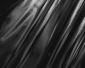 Zwarte 4-way stretch metallic foliestof per meter - Metallic spandex laméstof met folieprint - Volledig bedrukt met folie op stretchstof, 152 cm breed, STIJL 013