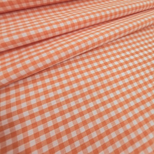 Pomarańczowo-biały poliestrowy materiał w kratkę Gingham na jardy na garnitury, płaszcze, spodnie, spodnie, mundury, fartuchy, serwetki, dekoracje, STYL 061