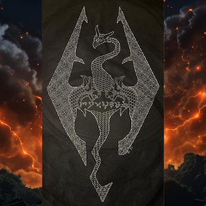 Puede incluir: Un parche de tela negro con un diseño de dragón bordado en blanco. El dragón tiene la forma del logotipo de Elder Scrolls, con las palabras "Dovahkiin" escritas en el centro.