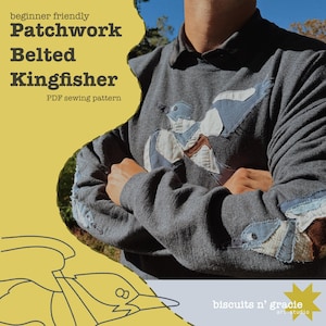 Puede incluir: Una sudadera gris con un diseño de martín pescador en patchwork. El pájaro está hecho de tela azul, blanca y marrón. El texto "beginner friendly Patchwork Belted Kingfisher PDF sewing pattern" está a la izquierda. La marca "biscuits n' gracie art studio" está en la parte inferior.