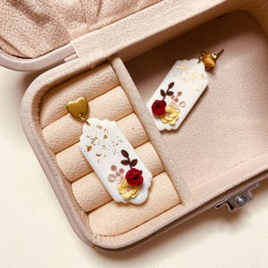 Pendientes inspirados en La Bella y la Bestia / Pendientes de arcilla polimérica de Bella con tachuelas de rosa roja y corazón dorado