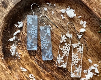 Brincos retangulares de acrílico em forma de floco de neve feitos à mão - transparente, azul fosco - titânio hipoalergênico