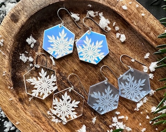 Brincos pendurados de acrílico em forma de floco de neve hexagonal feitos à mão - transparente, gelo azul fosco, iridescente - titânio hipoalergênico