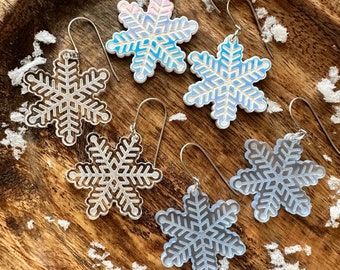 Brincos pendurados de acrílico feitos à mão em forma de floco de neve - transparente, gelo azul fosco, iridescente - titânio hipoalergênico