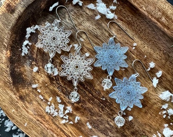 Brincos pendurados de acrílico intrincados em forma de floco de neve feitos à mão - transparente, gelo azul fosco - titânio hipoalergênico