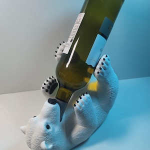 Wine bottle holder polar bear – funny & stylish 3D printed bottle holder made of PLA, non-slip + unique – perfect gift