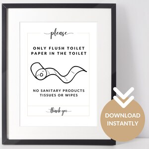 Pode incluir: Sinal imprimível preto e branco que diz "please only flush toilet paper in the toilet no sanitary products tissues or wipes thank you" com uma imagem de desenho animado de um rolo de papel higiênico. O sinal tem um fundo marrom com o texto "Download Instantly".