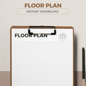Könnte beinhalten: Ein braunes Clipboard mit einem weißen Blatt Papier mit einem Rastermuster. Das Papier hat den Text "FLOOR PLAN" oben und ein kleines Haussymbol mit einem Zielsymbol. Das Clipboard befindet sich auf einer hellbraunen Oberfläche mit einem grünen Stift daneben.