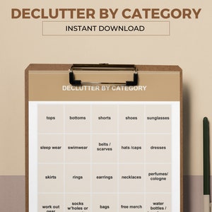 Puede incluir: Una lista de verificación imprimible en un portapapeles con el título "Declutter by Category". La lista de verificación está dividida en una cuadrícula con categorías para ropa, accesorios y otros artículos.