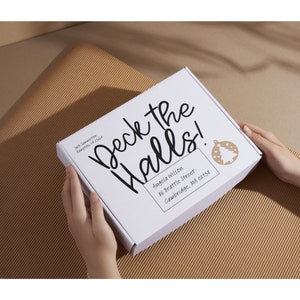 Deck the Halls Parcel Label. Niezwykły sposób adresowania prezentu. College Care Package. Pobierz, wydrukuj, napisz ręcznie adres i wyślij. PDF.