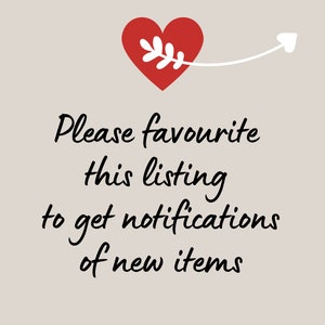 Pode incluir: Gr&aacute;fico com um cora&ccedil;&atilde;o vermelho e uma seta branca, acompanhado do texto "Please favourite this listing to get notifications of new items" em fonte cursiva preta sobre um fundo bege.