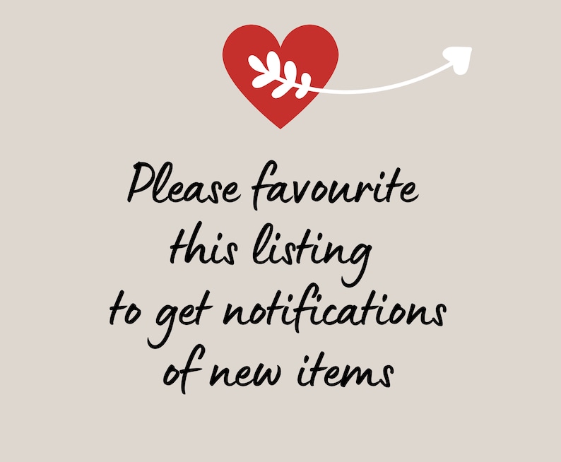 Pode incluir: Gr&aacute;fico com um cora&ccedil;&atilde;o vermelho e uma seta branca, acompanhado do texto "Please favourite this listing to get notifications of new items" em fonte cursiva preta sobre um fundo bege.