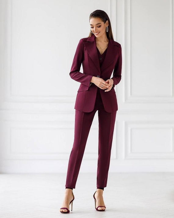 Traje burdeos online mujer
