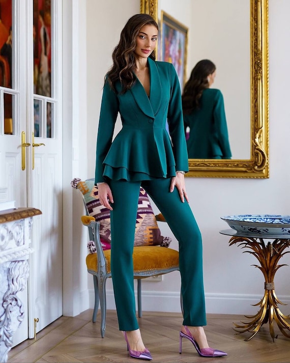 Traje de novio esmeralda, Blazer con peplum y pantalón recto