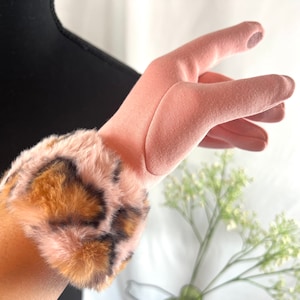 Dusty Rose Leopard Faux Fur Cuff Gloves: Touchscreen Winter Gloves
