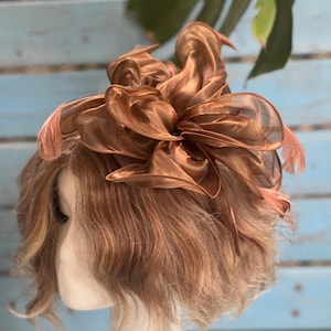 Brauner Satin Fascinator Hut - Perfekt für Derby Tage & besondere Anlässe Tee Hut Fascinator Hochzeitshut