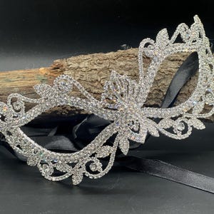 Élégant masque de fête argenté scintillant, parfait pour les soirées enchantées