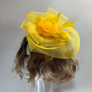 Chapeau fascinator jaune : derby élégant, couvre-chef pour le goûter