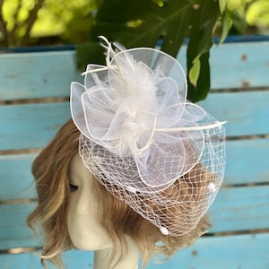 White Fascinator Hat Perfect for Derby Weddings and Tea Parties - Exquisite Styling  Tea Hat Fascinator Wedding Hat Church Hat