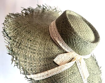 Olive Green Raffia Sun Hat: Frayed Wide Brim With Lace  display picture 3