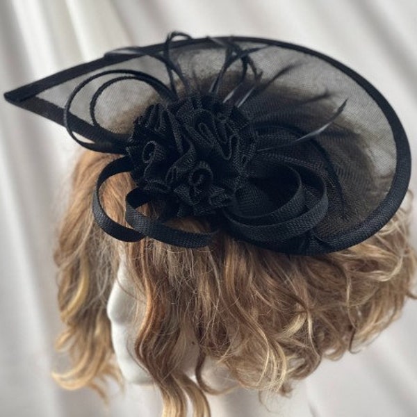 Chapeau bibi noir élégant pour les occasions sophistiquées - Parfait pour les derbys et les goûters | SOL24A366